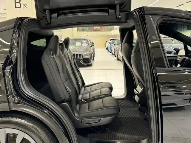 Tesla Model X — Фото автомобиля 11