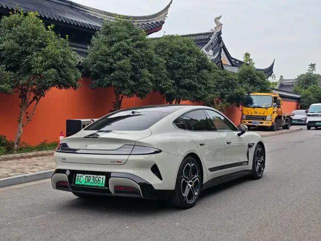Xiaomi SU7 — Фото автомобиля 13