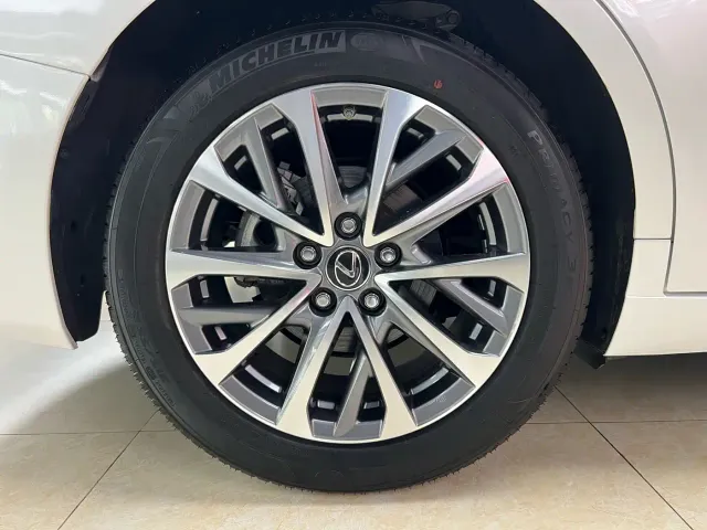 Lexus ES — Фото автомобиля 26