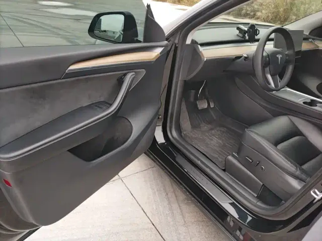Tesla Model Y — Фото автомобиля 15