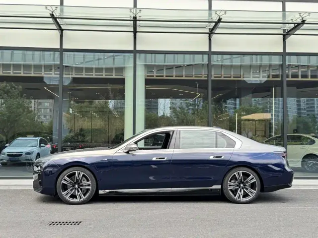 BMW i7 — Фото автомобиля 5