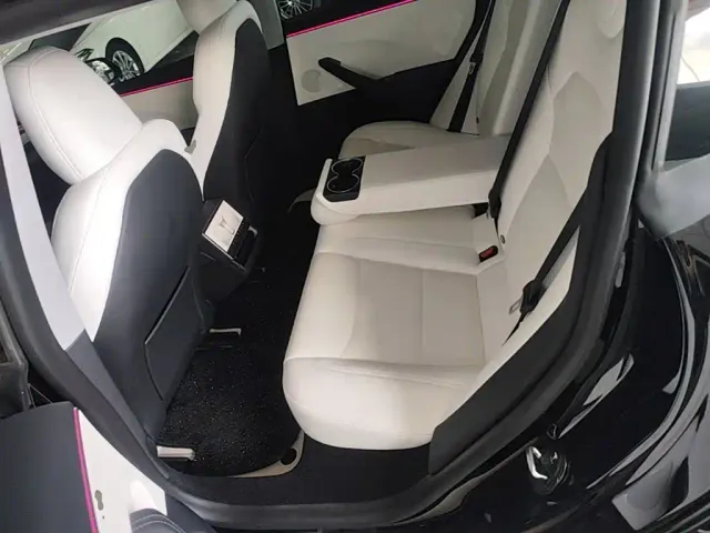 Tesla Model 3 — Фото автомобиля 16