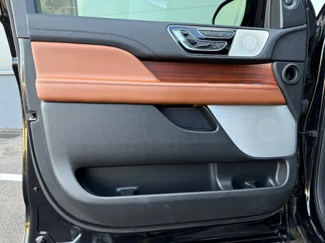 Lincoln Navigator — Фото автомобиля 10