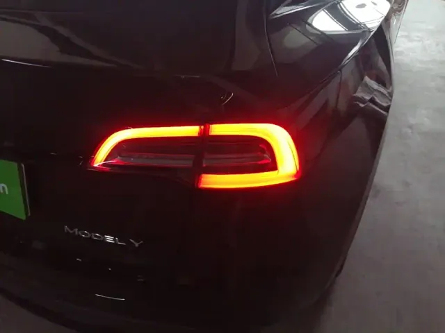 Tesla Model Y — Фото автомобиля 7