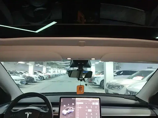 Tesla Model Y — Фото автомобиля 17