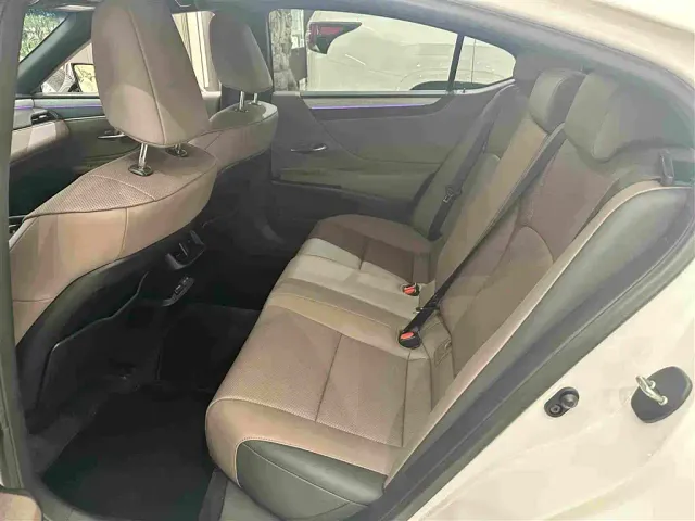 Lexus ES — Фото автомобиля 13