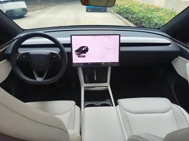 Tesla Model Y L — Фото автомобиля 9