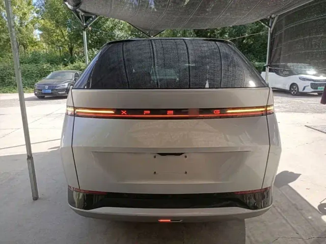 Xpeng X9 — Фото автомобиля 5