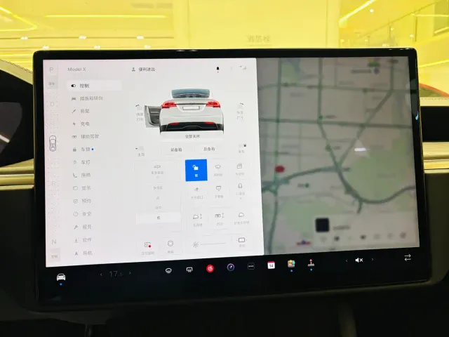 Tesla Model X — Фото автомобиля 13