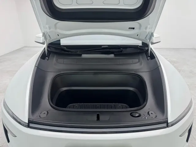 Tesla Model Y L — Фото автомобиля 7
