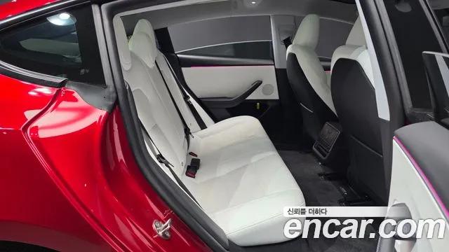 Tesla Model 3 — Фото автомобиля 12
