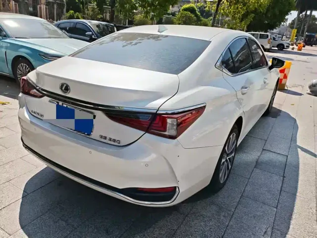 Lexus ES — Фото автомобиля 2