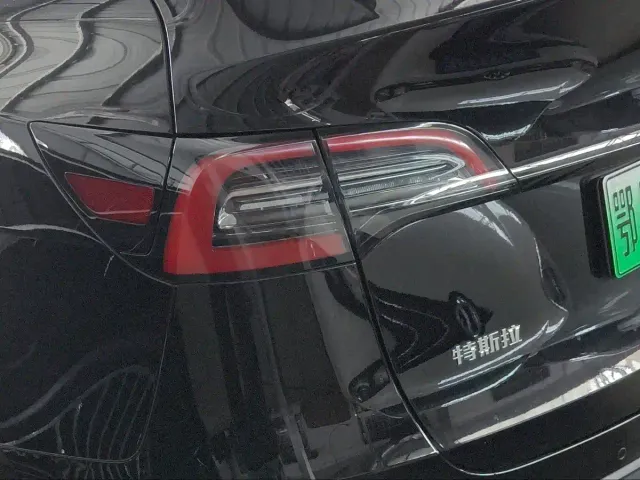 Tesla Model Y — Фото автомобиля 6