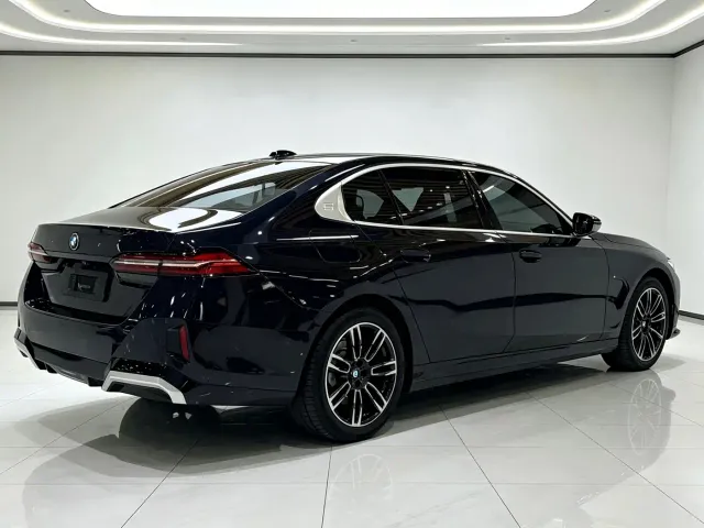 BMW 5 Series — Фото автомобиля 9