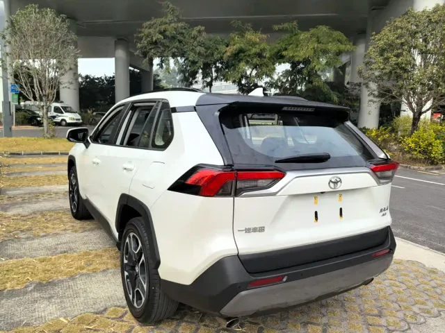 Toyota RAV4 — Фото автомобиля 10