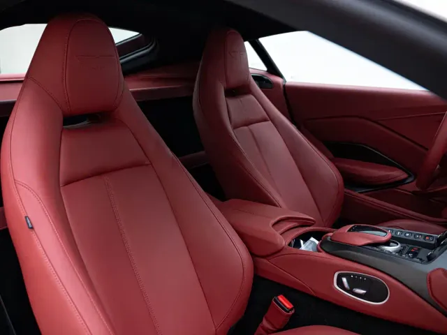 Aston Martin V8 Vantage — Фото автомобиля 14