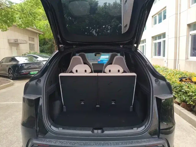 Tesla Model Y L — Фото автомобиля 18