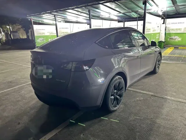 Tesla Model Y — Фото автомобиля 6