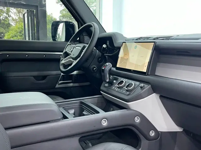 Land Rover Defender — Фото автомобиля 10