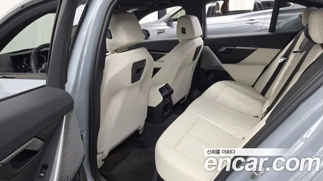 BMW 5 Series G60 — Фото автомобиля 26