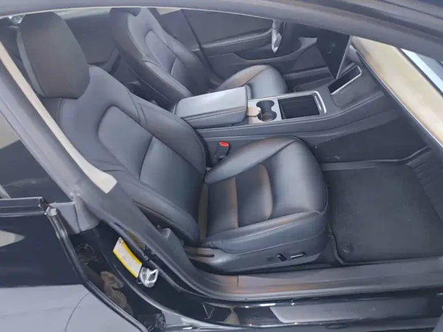 Tesla Model 3 — Фото автомобиля 24