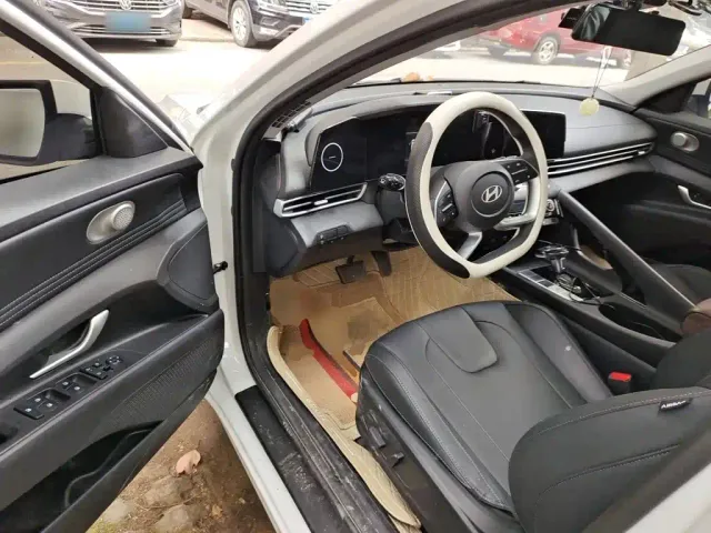 Hyundai Elantra — Фото автомобиля 12