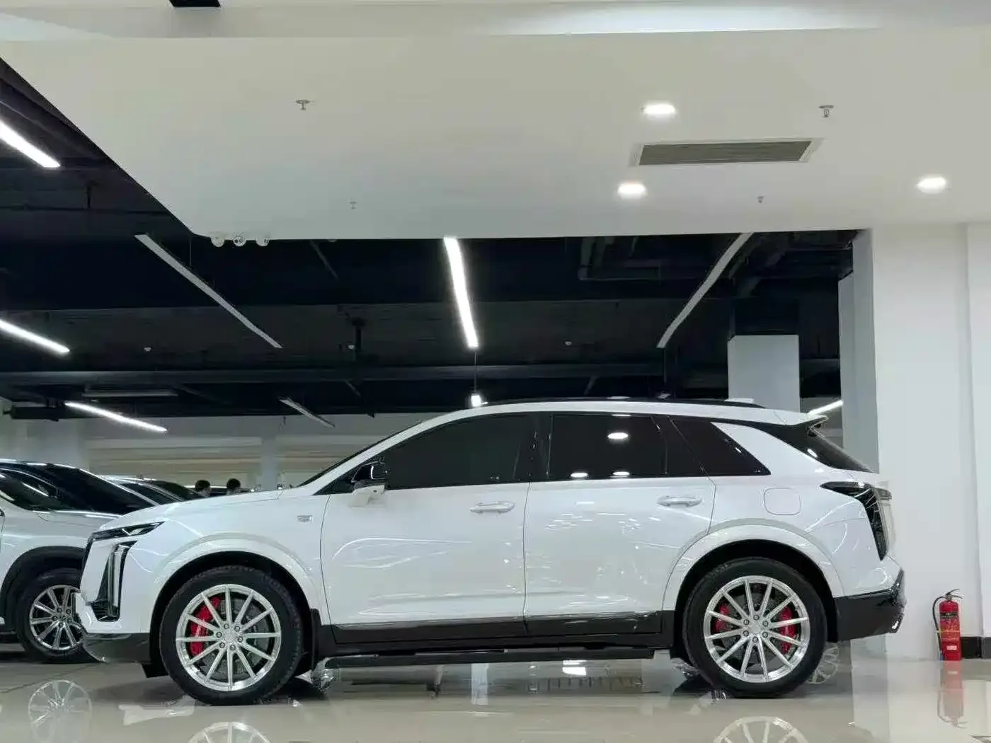 Cadillac Cadillac XT5 2025 Model 2.0T Platinum — Фото автомобиля 3