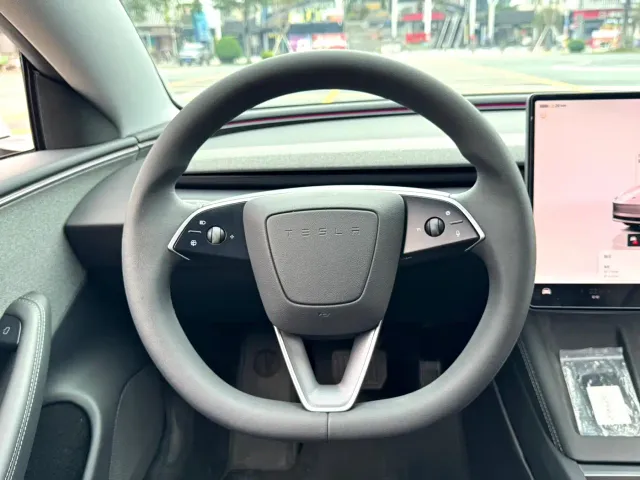 Tesla Model 3 — Фото автомобиля 16