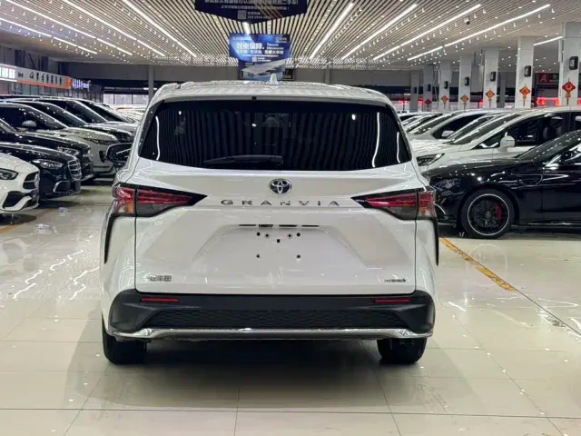 Toyota Granvia — Фото автомобиля 6