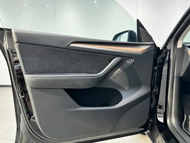 Tesla Model Y — Фото автомобиля 17