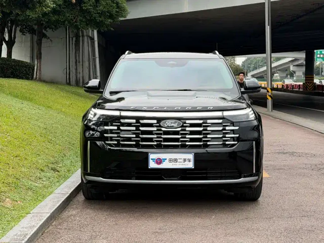 Ford Explorer — Фото автомобиля 2