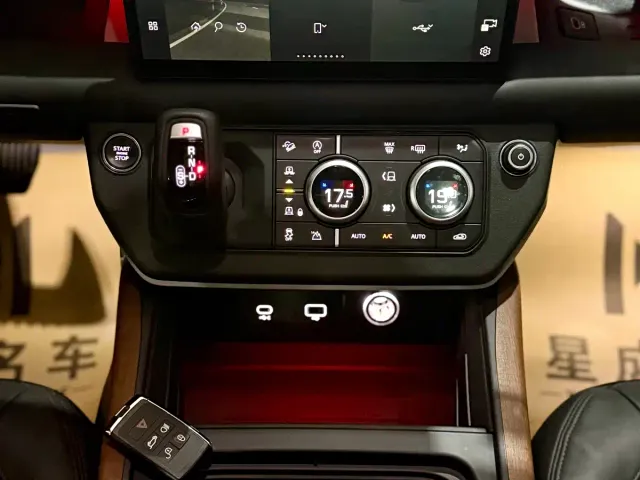 Land Rover Defender — Фото автомобиля 11