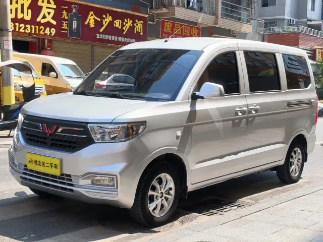 Фотография автомобиля — Wuling Hongguang V