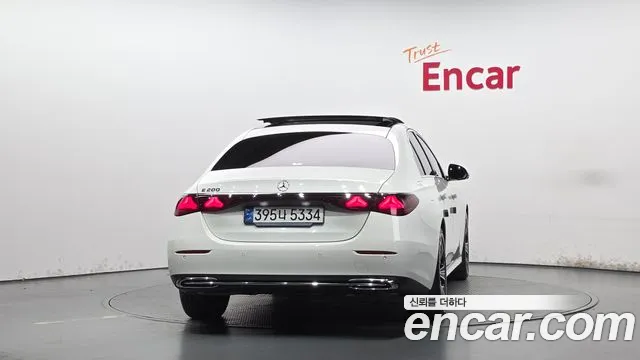 Mercedes-Benz E-Class — Фото автомобиля 4