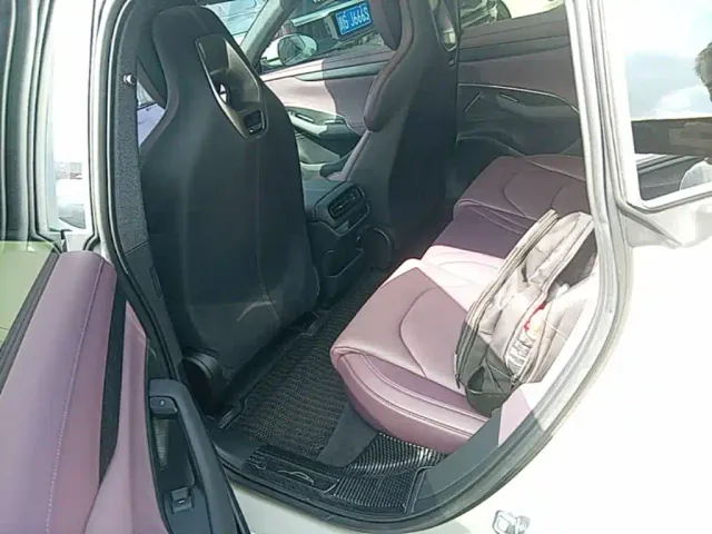 Xiaomi SU7 — Фото автомобиля 16