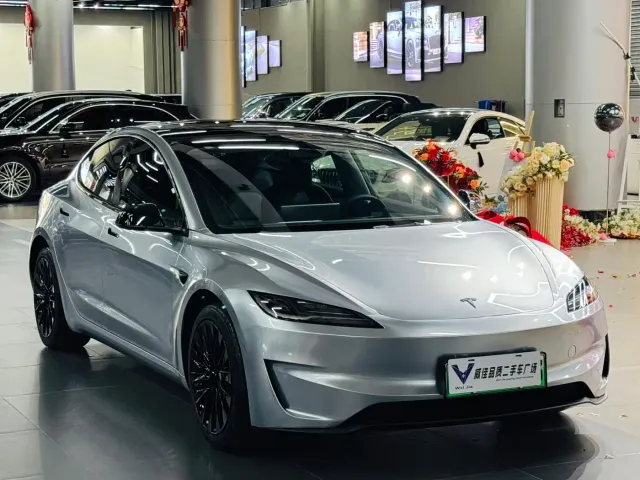 Tesla Model 3 — Фото автомобиля 3