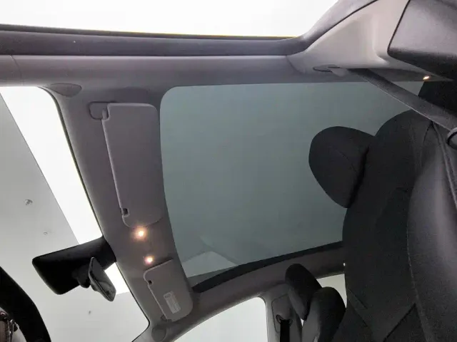 Tesla Model Y — Фото автомобиля 14