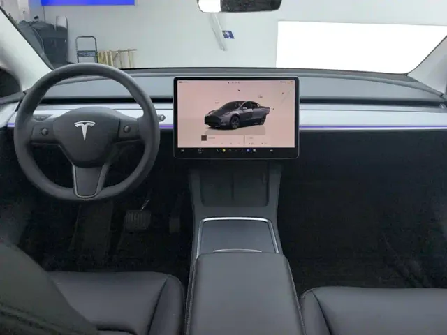 Tesla Model Y — Фото автомобиля 12