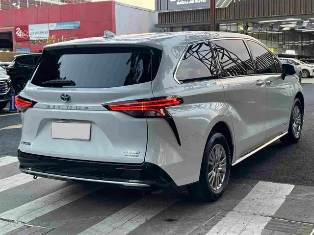 Toyota Sienna — Фото автомобиля 6
