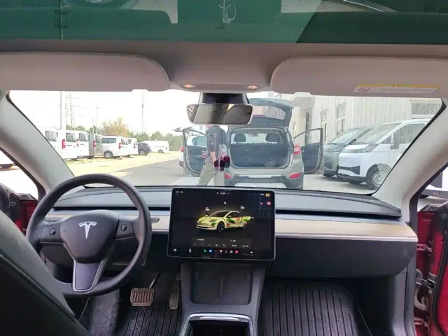 Tesla Model 3 — Фото автомобиля 13