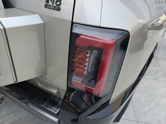 Fang Cheng Bao Leopard 8 2025 Zhiyong Flagship 7-Seater — Фото автомобиля 7