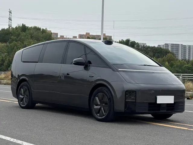 Li Auto MEGA — Фото автомобиля 3