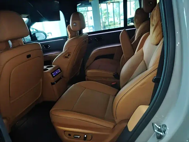 Li Auto i8 — Фото автомобиля 16