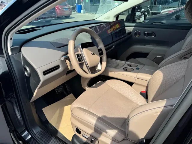 Li Auto i8 — Фото автомобиля 9