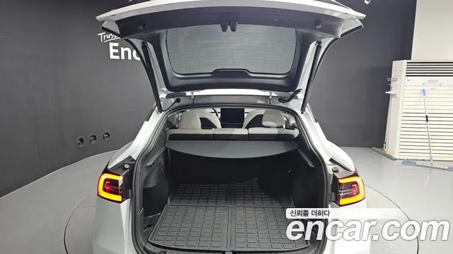 Tesla Model Y — Фото автомобиля 25