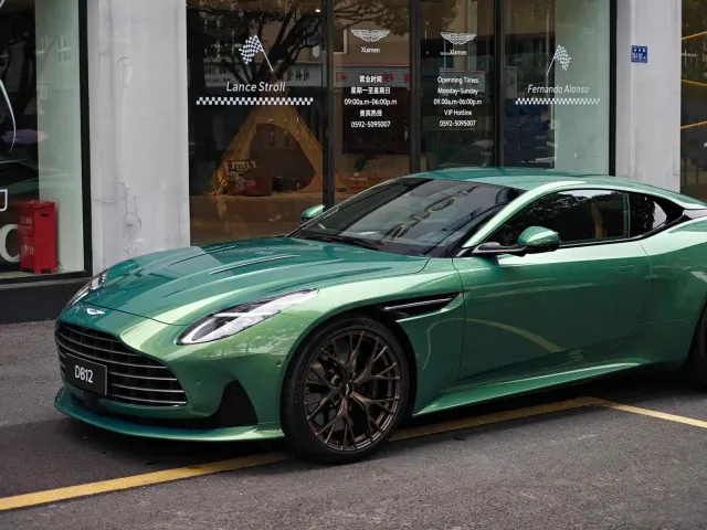 Фотография автомобиля — Aston Martin DB12