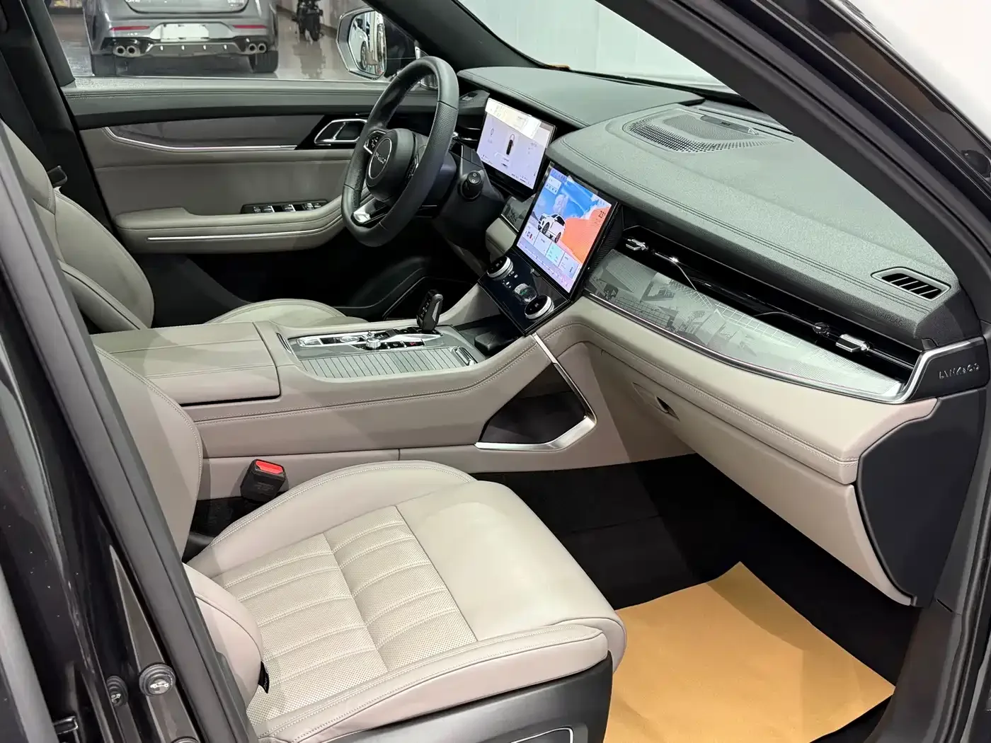 Lynk & Co Lynk & Co 09 EM-P 2023 2.0TD EM-P Voyage PM 7-Seater — Фото автомобиля 22