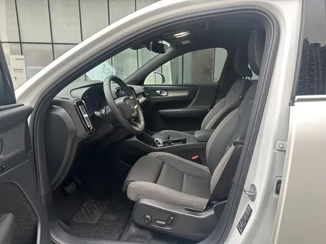 Volvo XC40 — Фото автомобиля 8