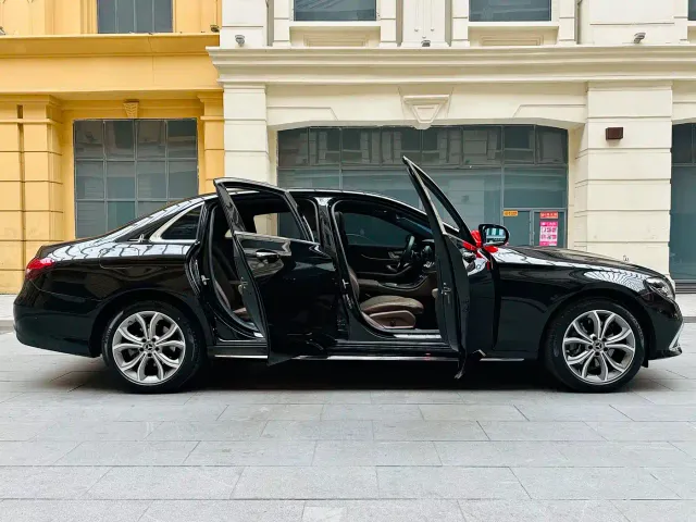 Mercedes-Benz E-Class — Фото автомобиля 4