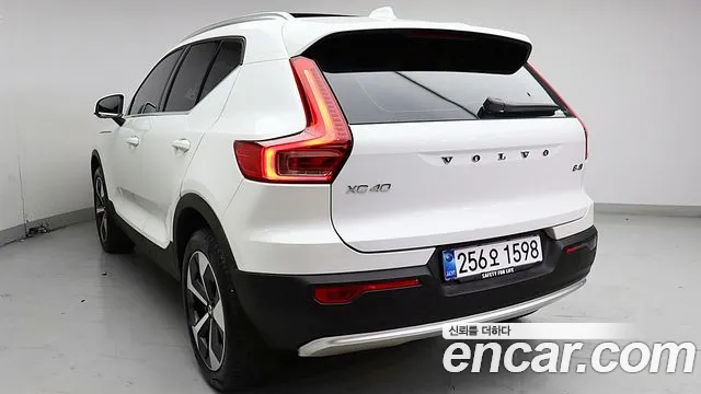 Volvo XC40 — Фото автомобиля 18
